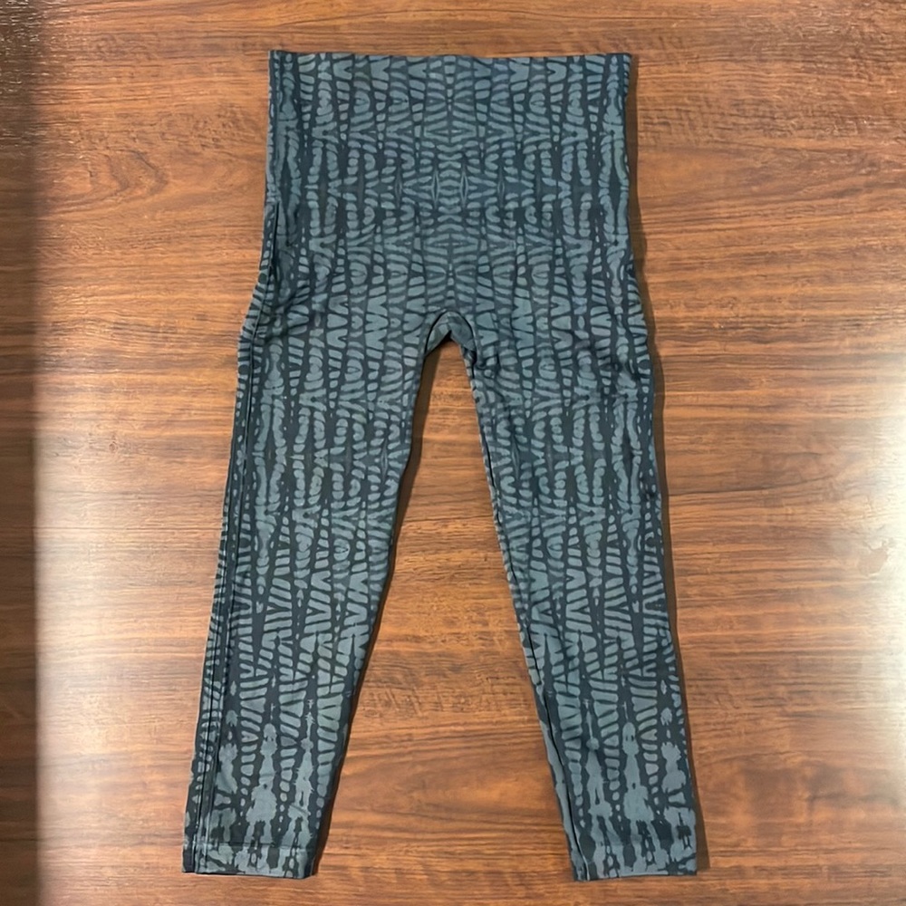 SPANX Cropped Seamless High Waist Leggings Abstract Design size M